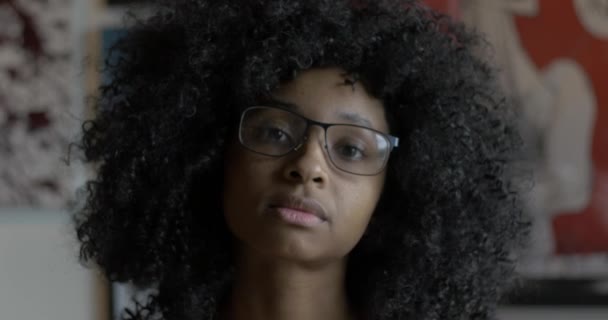 Poważny Czarny Kobieta Patrzy Kamera — Wideo stockowe
