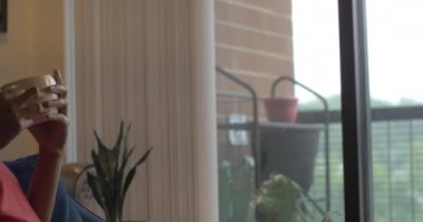 Mutlu kadın kahve içiyor ve gülümsüyor.