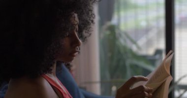 Busy City 'de Sessizlik ve Huzur Bulmak. Rahatlama Konsepti.