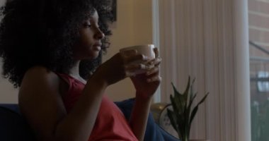 Depresyondaki Kadın Kahve İçiyor ve Pencereden Bakıyor