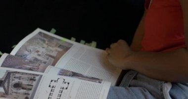 Arlington, VA Circa Haziran 2019: Siyah Kadın Kolej Öğrencileri Ders Kitabı