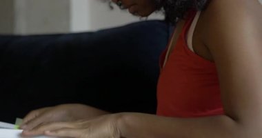 Test için Afrikalı Amerikalı Kadın Öğrenciler. Üniversite Sınavı Konsepti.