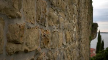 Avrupa kıyı kasabasında tarihi taş duvar boyunca ağır çekim