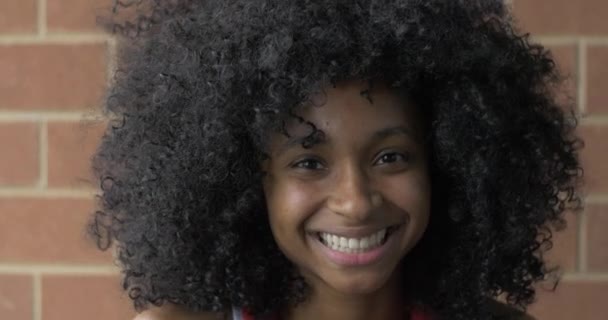 Feliz Mulher Afro Americana Sorrisos — Vídeo de Stock