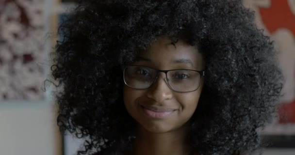 Glad Ung Svart Kvinna Närbild — Stockvideo