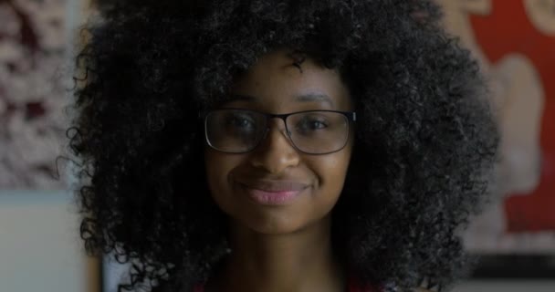 Chica Afroamericana Feliz — Vídeo de stock