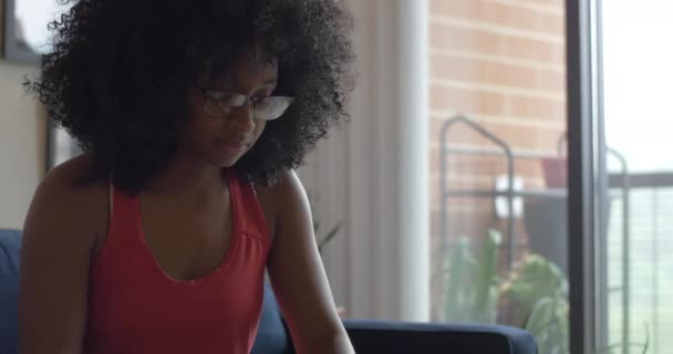 Возбужденная Девушка Открывает Amazon Box — стоковое видео