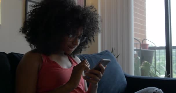 厌倦了的年轻女人在社交媒体上打滚 — 图库视频影像