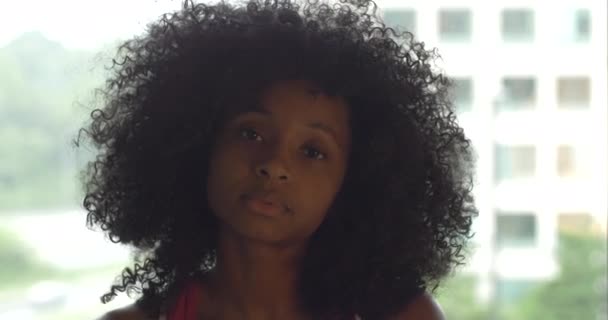 Chica Negra Expresión Neutra — Vídeo de stock