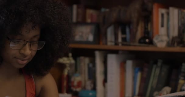 Close Millennial Donna Afro Americana Che Lavora Nello Studio — Video Stock