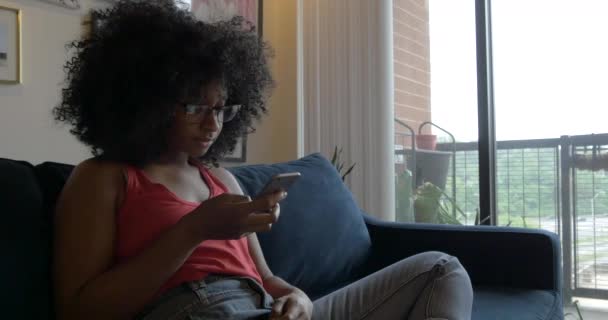 Gadis Generasi Muda Bosan Telepon — Stok Video