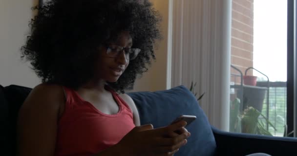 Mujer Joven Enviando Mensajes Texto Concepto Comunicación Interpersonal Generación — Vídeos de Stock