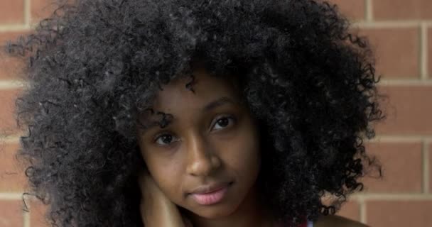 Utangaç Siyah Kadın Kendinden Emin Oluyor Cesaret Kavramı — Stok video