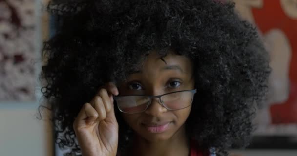 Afroamerykanin Wygląda Sarkastycznie Przed Kamerą — Wideo stockowe
