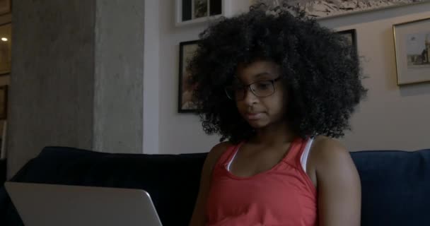 アフリカ系アメリカ人女性ラップトップコンピュータで入力する — ストック動画