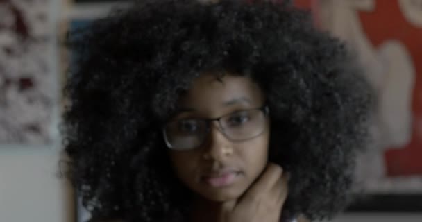 Smutny Przygnębiony Młody Czarny Kobieta Zbliżenie — Wideo stockowe