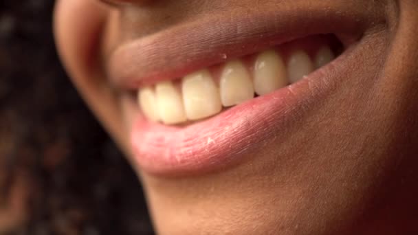 Genç Afrikalı Amerikalı Kadın Gülümsüyor — Stok video