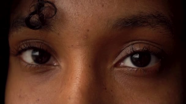 Closeup Jovem Mulher Negra Olhos Piscando — Vídeo de Stock