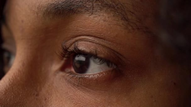 合上年轻黑人女子的眼睛 — 图库视频影像