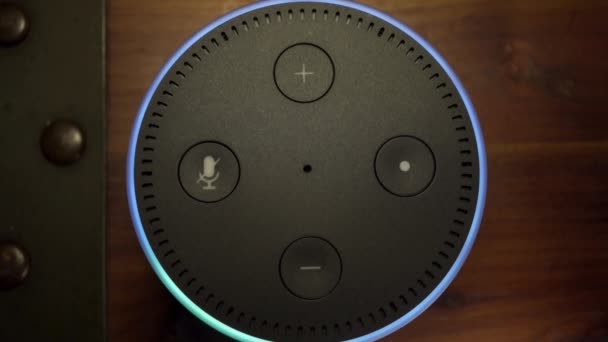 Amazon Alexa Echo Dot Ovanifrån Aktiverar Och Svarar Röstkommando — Stockvideo