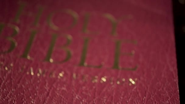 Närbild Bibeln Bok Kristen Religiös Text — Stockvideo