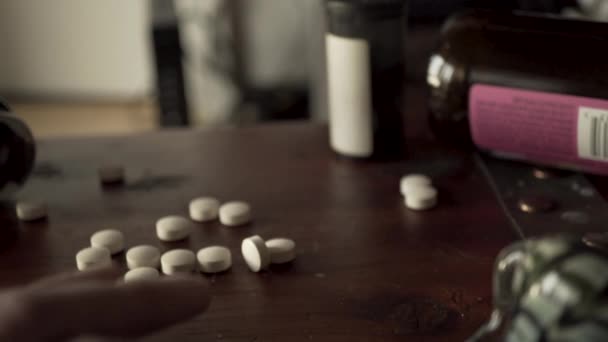 Závislák Chytit Léky Předpis Pilulky Jeho Rukou Zpomaleném Filmu — Stock video
