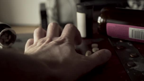 Франтичний Наркоман Захоплює Таблетки Щоб Отримати Високі Знеболюючі Засоби Рецептом — стокове відео