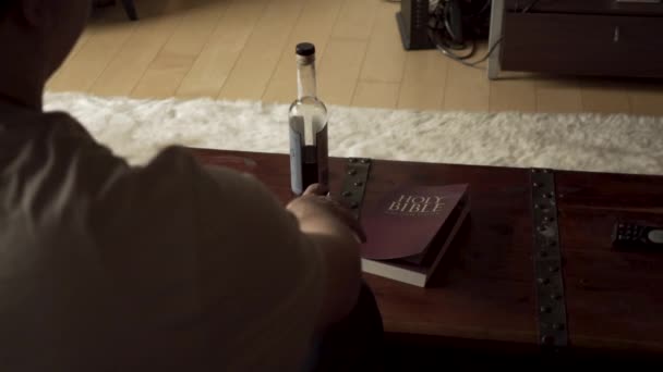 Homem Deprimido Escolhe Álcool Vez Bíblia — Vídeo de Stock