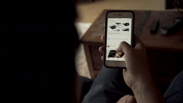 Jeune Homme Défilement Iphone Avec Facebook Application Médias Sociaux Ouvert — Video