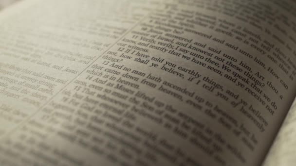 Macro Primer Plano Texto Biblia — Vídeo de stock