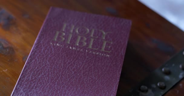 Rack Fokus Den Heliga Bibeln — Stockvideo