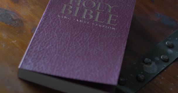 Incline Até Bíblia Sagrada Mesa Madeira — Vídeo de Stock