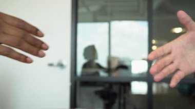 Afrikalı Amerikalı iş kadını iş adamıyla tokalaşıyor, iş için kiralandı.