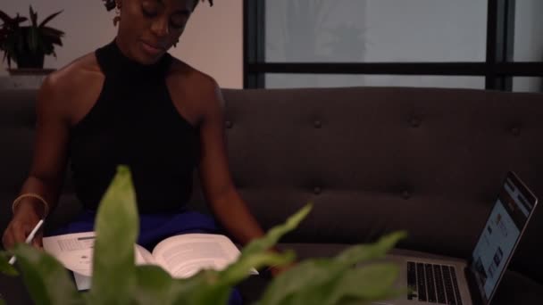 Uma Jovem Mulher Negra Trabalhando Casa Apartamento Elegante — Vídeo de Stock