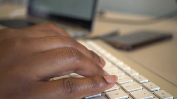Афроамериканская Предпринимательница Печатает Клавиатуре — стоковое видео