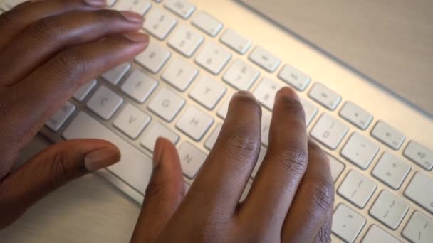 Νεαρή Μαύρη Γυναίκα Δακτυλογραφεί Στο Πληκτρολόγιο Του Υπολογιστή — Αρχείο Βίντεο