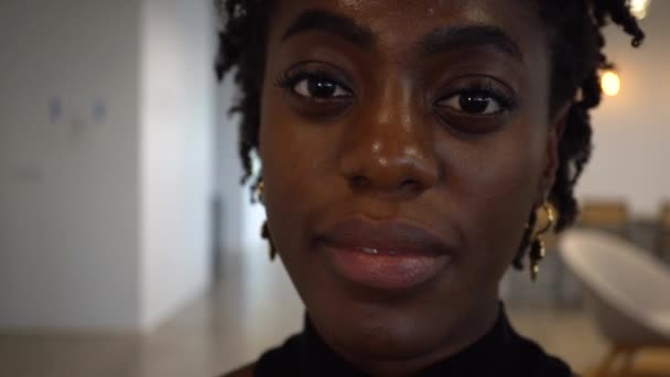 Portret Van Een Jonge Afro Amerikaanse Duizendjarige Vrouw Glimlachend — Stockvideo