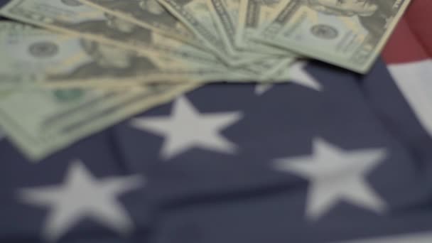 Lento Movimento Dollaro Bollette Sulla Bandiera Degli Stati Uniti — Video Stock