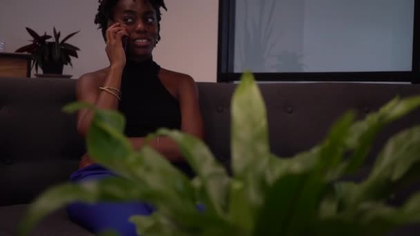 Afroamerikansk Kvinna Pratar Med Sin Bästa Vän Telefon — Stockvideo