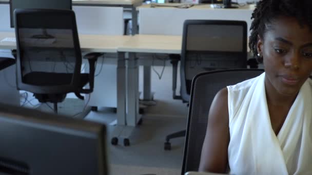 Afro Amerikaanse Werknemer Sluit Laptop Kantoor Verlaten Stoppen — Stockvideo