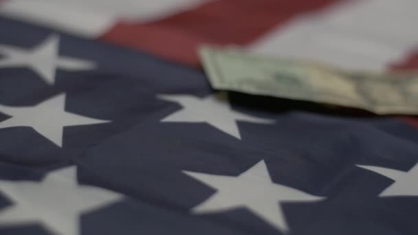 慢动作的钱掉在美国国旗上 — 图库视频影像
