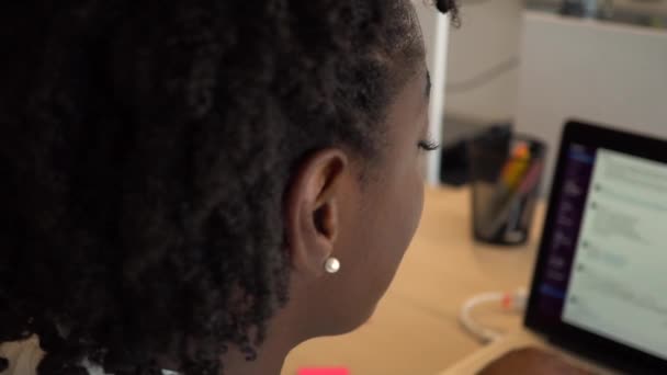 Empresaria Negra Usando Chat Oficina Slack Comunicándose Con Compañía — Vídeo de stock