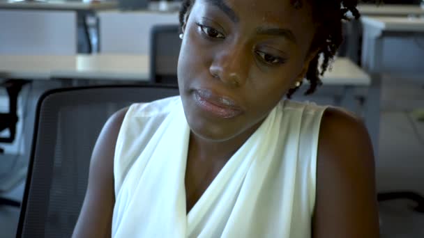 Jovem Mulher Negócios Negra Milenar Cansado Fatigado Queimado — Vídeo de Stock
