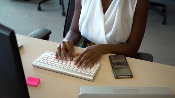 Junge Geschäftsfrau Tippt Auf Computertastatur Und Arbeitet Hart — Stockvideo