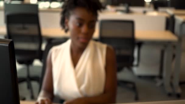 Incline Foco Rack Para Jovem Mulher Negócios Afro Americana Trabalhando — Vídeo de Stock