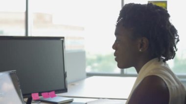 Stresli ve Aşırı Çalışan Kadın Bilgisayarı Kapatıyor ve İşi Bırakıyor