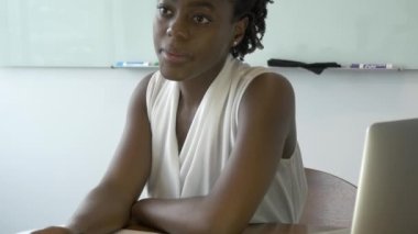 Genç Çalışan Tedirgin ve Endişeli Şirket Toplantısı