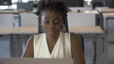 Slow Motion Genç Afrikalı Amerikalı Kadın İş Kadını Dizüstü bilgisayarda Yazıyor