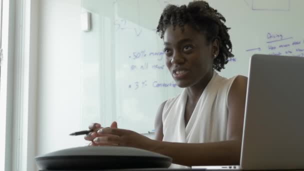 Joven Mujer Negocios Afroamericana Reunión Hablando Con Compañeros Trabajo — Vídeos de Stock