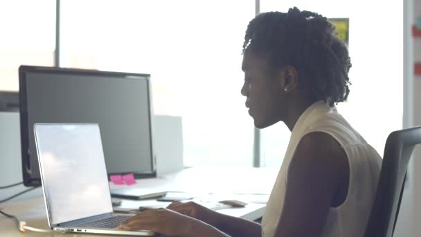 Jeune Femme Noire Quitte Son Emploi Mauvaise Conciliation Travail Vie — Video